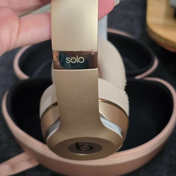 Beats Solo3 Wireless Headphones – Rose Gold Limited Edition w/ Case, EUC - Picture 5 of 16